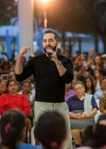 Presidente Bukele motiva a estudiantes a aprovechar las oportunidades educativas