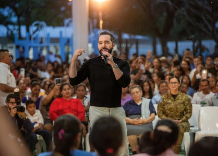 Presidente Bukele motiva a estudiantes a aprovechar las oportunidades educativas