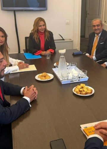 Vicepresidente Félix Ulloa aborda en Cataluña oportunidades de cooperación para El Salvador