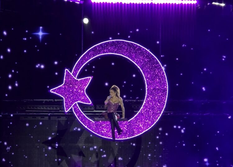 Tini enciende al público salvadoreño con un emotivo y deslumbrante concierto en el Estadio Las Delicias
