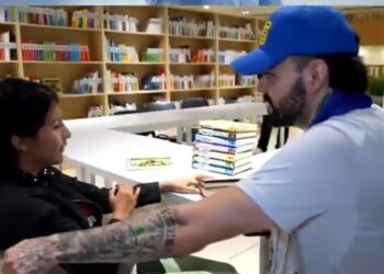 Adriano Zendejas conversa con niña salvadoreña sobre Bukele y su afición por la lectura