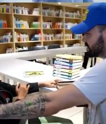 Adriano Zendejas conversa con niña salvadoreña sobre Bukele y su afición por la lectura