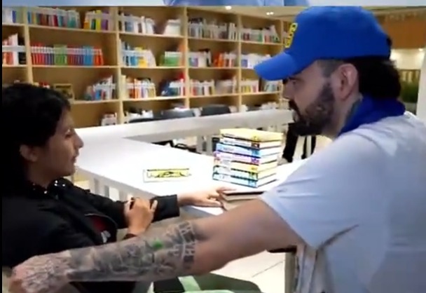 Adriano Zendejas conversa con niña salvadoreña sobre Bukele y su afición por la lectura