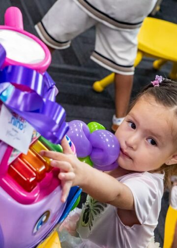 Edil capitalino inicia actividades del mes del niño con entrega de juguetes