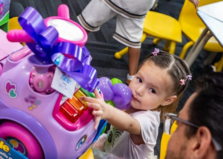 Edil capitalino inicia actividades del mes del niño con entrega de juguetes