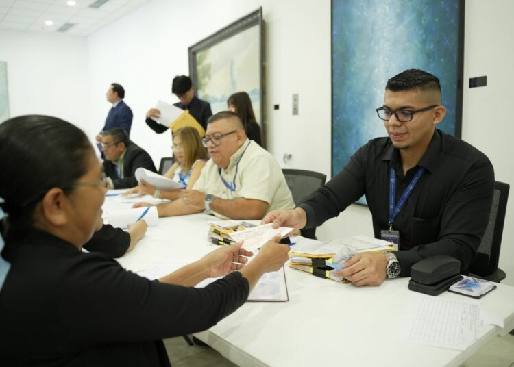 Entregan capital semilla a 178 emprendedoras graduadas del programa Mujer Emprende