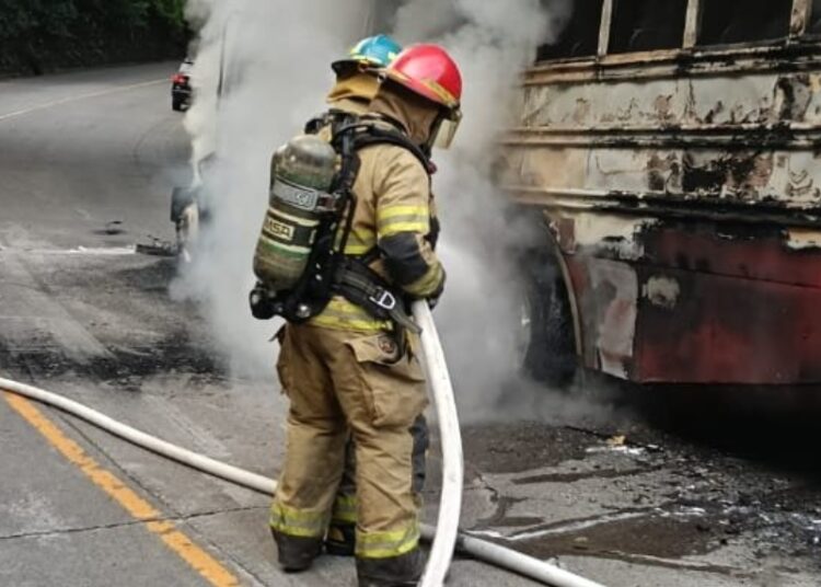 Controlan incendio de autobús del transporte público en El Carmen, La Unión Norte