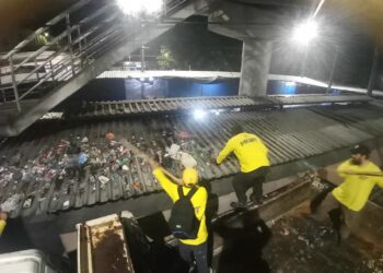 Denuncian acumulación de basura debajo de pasarela en Soyapango