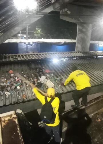 Denuncian acumulación de basura debajo de pasarela en Soyapango