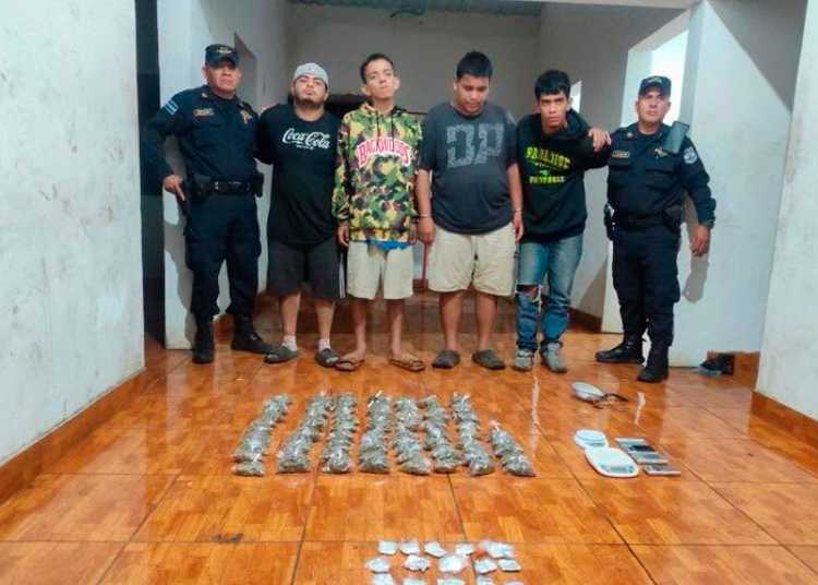 Capturan a sujetos que escondían droga enterrándola en Cuidad Arce