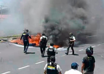 Policías antimotines enfrentan manifestantes en Guatemala para retirar bloqueos