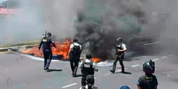 Policías antimotines enfrentan manifestantes en Guatemala para retirar bloqueos