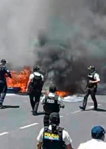 Policías antimotines enfrentan manifestantes en Guatemala para retirar bloqueos