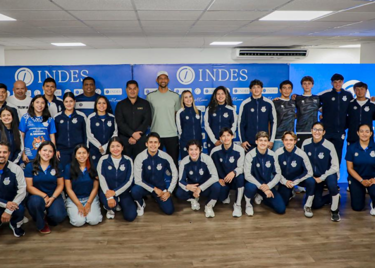 Otorgan galardón a atletas que compitieron en juegos Centroamericanos