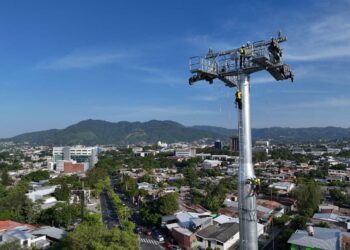 Instalan ocho torres del Aerocable de Mejicanos como parte del avance del proyecto