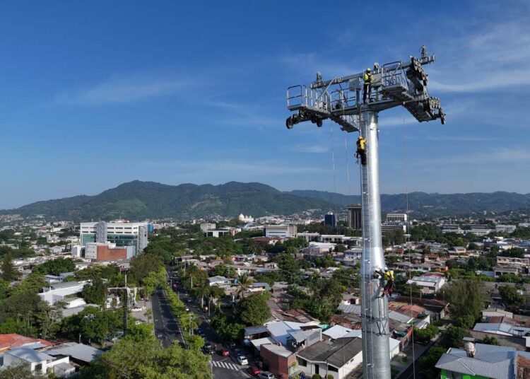 Instalan ocho torres del Aerocable de Mejicanos como parte del avance del proyecto