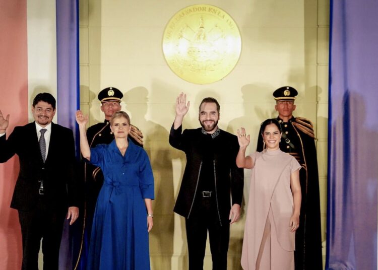 Nayib Bukele recibe a presidenta de Costa Rica en Casa Presidencial