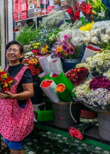 Comerciantes de San Salvador listos para atender clientes el Día de los Difuntos