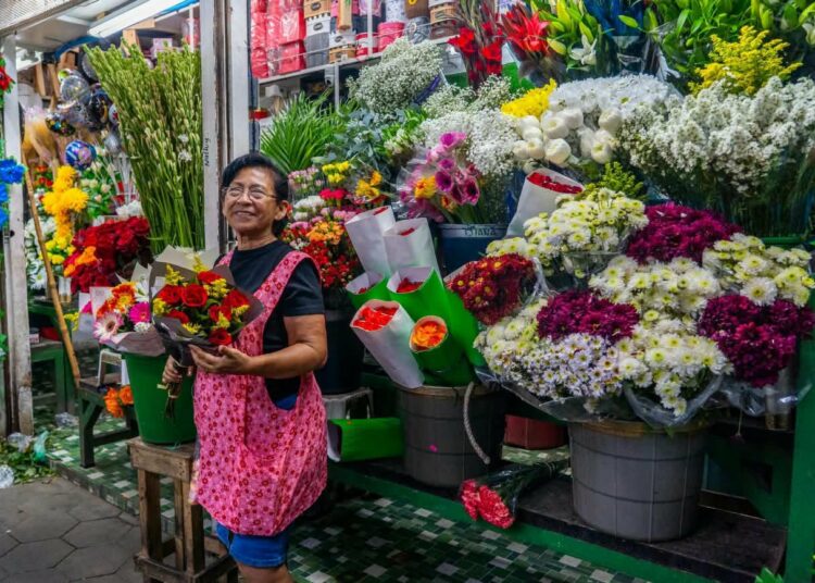 Comerciantes de San Salvador listos para atender clientes el Día de los Difuntos