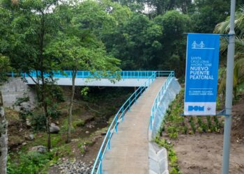 Un nuevo puente peatonal pone fin a riesgo de cruzar el río Apanta en Santiago Nonualco