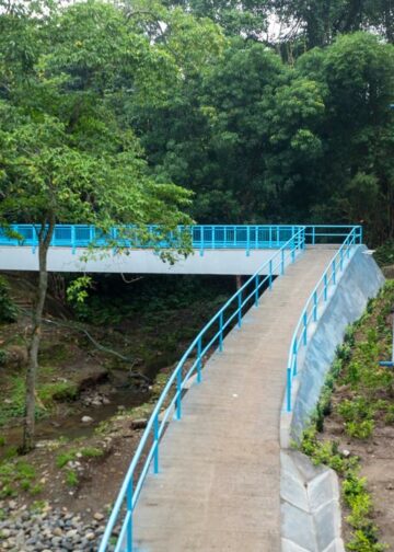 Un nuevo puente peatonal pone fin a riesgo de cruzar el río Apanta en Santiago Nonualco