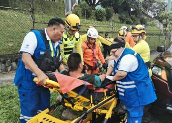 Rescatan a hombre que cayó dentro de alcantarilla en Soyapango