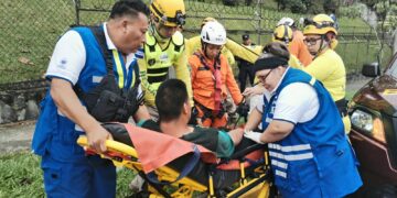 Rescatan a hombre que cayó dentro de alcantarilla en Soyapango