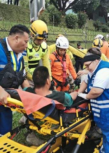 Rescatan a hombre que cayó dentro de alcantarilla en Soyapango