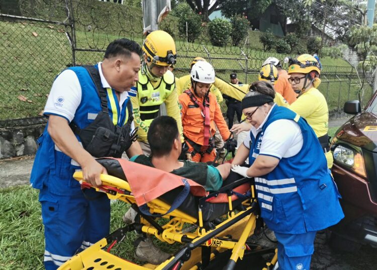 Rescatan a hombre que cayó dentro de alcantarilla en Soyapango