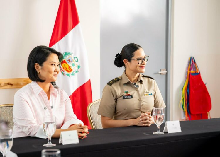Presidenta de Perú conoce avances tecnológicos en escuelas del país