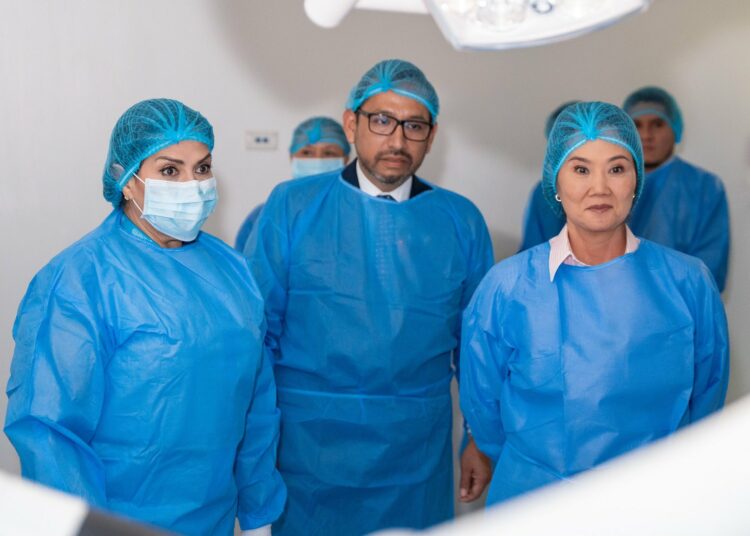 Keiko Fujimori conoce las modernas instalaciones del Hospital Rosales