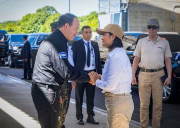 Keiko Fujimori visita el CECOT salvadoreño