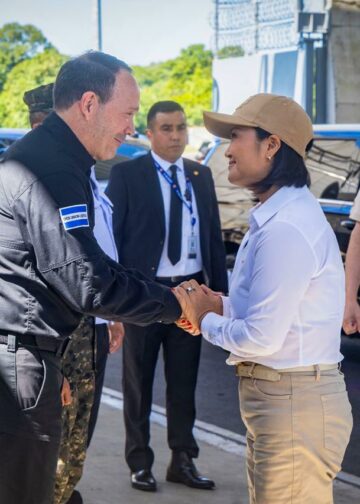 Keiko Fujimori visita el CECOT salvadoreño