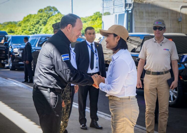 Keiko Fujimori visita el CECOT salvadoreño
