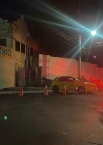 Controlan incendio en bodega de un comercio en el Centro Histórico de San Salvador