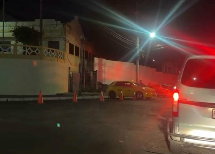 Controlan incendio en bodega de un comercio en el Centro Histórico de San Salvador