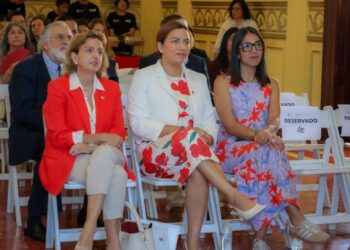 Exposición en el Centro Histórico recorre 40 años de cooperación entre España y El Salvador
