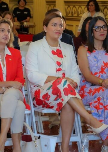 Exposición en el Centro Histórico recorre 40 años de cooperación entre España y El Salvador