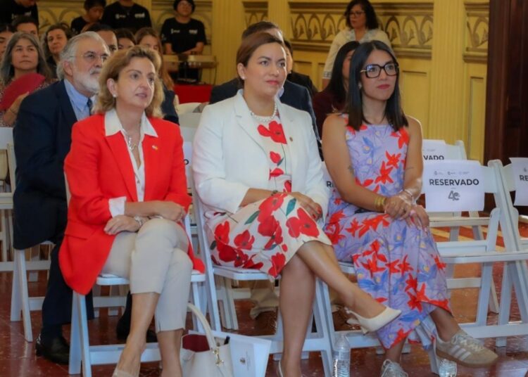 Exposición en el Centro Histórico recorre 40 años de cooperación entre España y El Salvador
