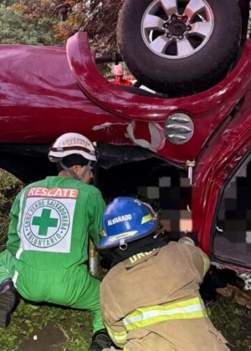 Vuelco de pick up deja una persona fallecida y dos lesionadas en Santo Tomás
