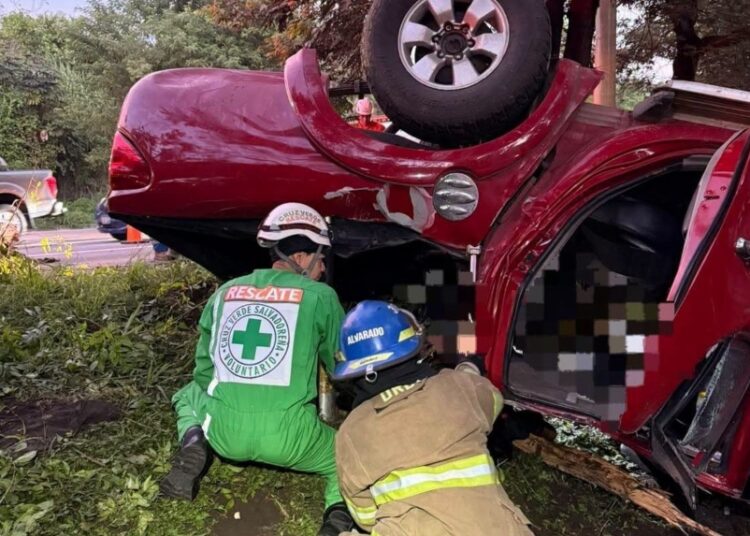 Vuelco de pick up deja una persona fallecida y dos lesionadas en Santo Tomás