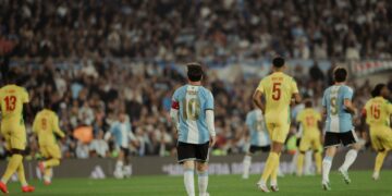 Messi cierra una era: gol, dos asistencias y una ovación eterna en su adiós con Argentina
