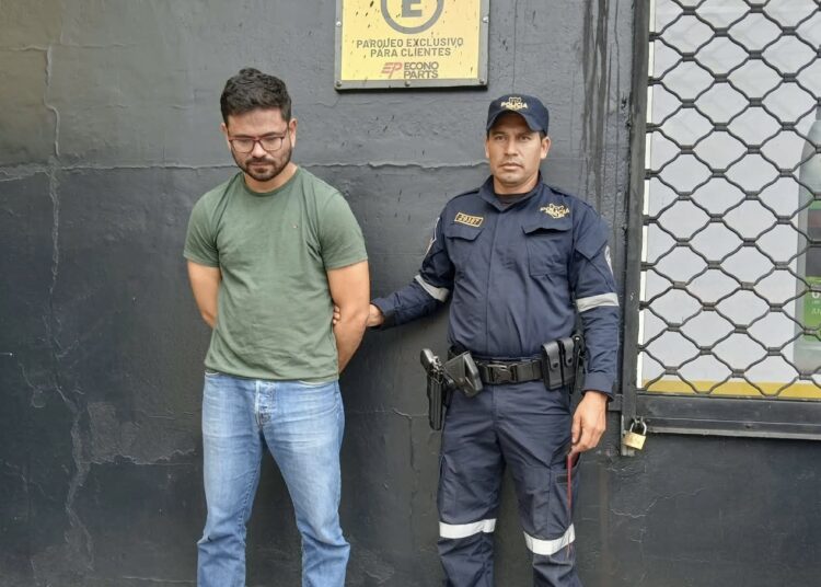 Conductor ebrio provoca muerte de peatón tras atropellarla en Santa Tecla