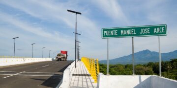 Nuevo puente binacional mejora la conexión vial entre El Salvador y Guatemala