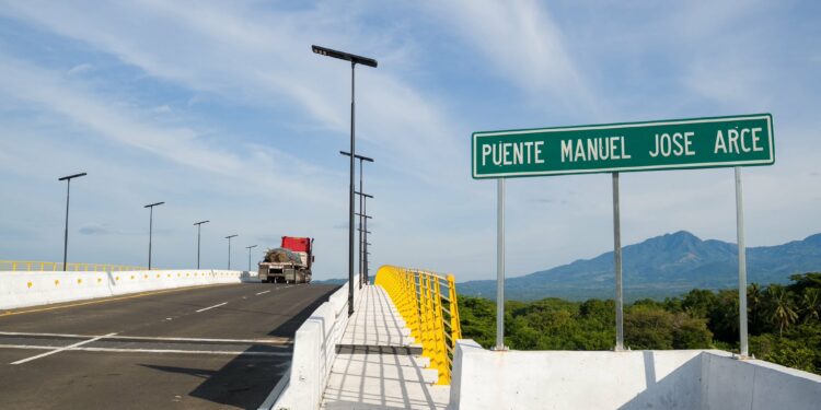 Nuevo puente binacional mejora la conexión vial entre El Salvador y Guatemala