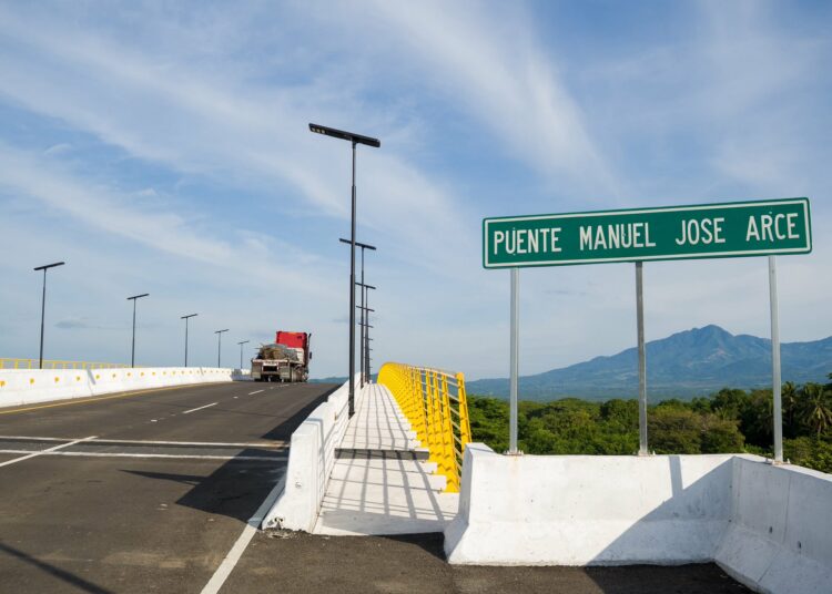 Nuevo puente binacional mejora la conexión vial entre El Salvador y Guatemala