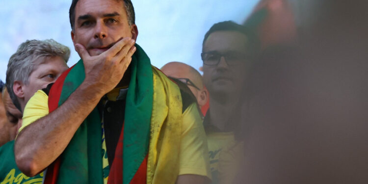 Tras perder ante Lula, Flávio Bolsonaro habría abandonado Brasil rumbo a Estados Unidos