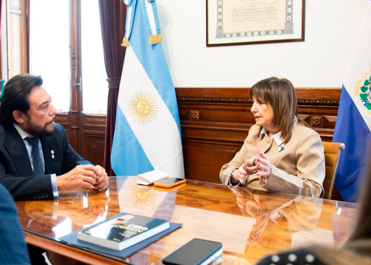 Félix Ulloa se reúne con Patricia Bullrich en Argentina para abordar la transformación de El Salvador