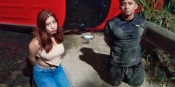 Persecución policial termina con dos capturados y una camioneta volcada