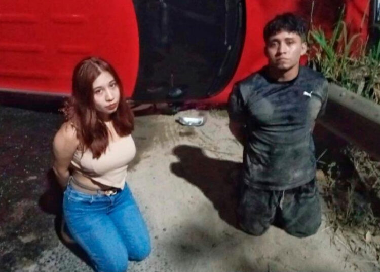 Persecución policial termina con dos capturados y una camioneta volcada